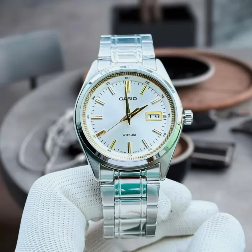 montre homme casio mtp b180d 7avdf – acier inoxydable, bracelet acier, verre minéral, résistante 50m, date, 3 aiguilles – argent – référence mtp b180d 7avdf