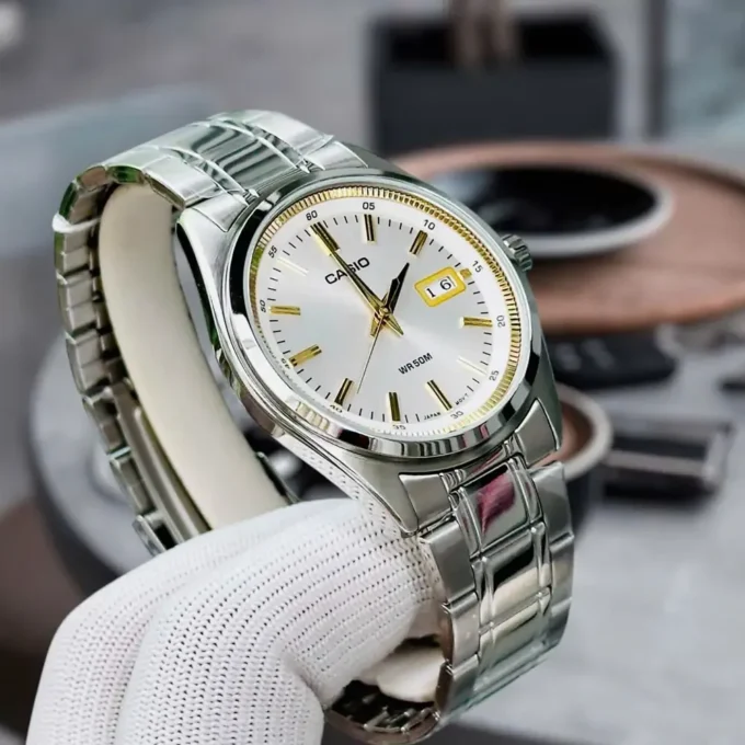 Montre Homme Casio MTP-B180D-7AVDF – Acier inoxydable, Bracelet acier, Verre minéral, Résistante 50m, Date, 3 aiguilles – Argent – Référence MTP-B180D-7AVDF