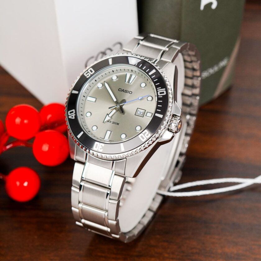 montre homme casio mdv 107d 8avdf acier inoxydable, lunette anti retour, étanche 200m, verre minéral, bracelet acier, précision ±20s/mois, date argenté