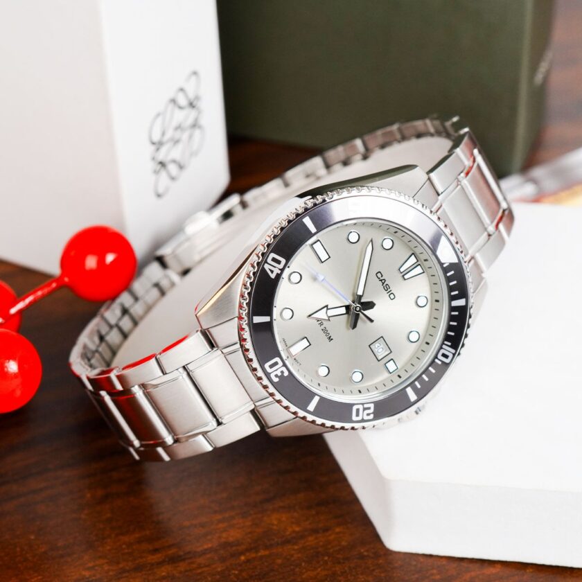 montre homme casio mdv 107d 8avdf acier inoxydable, lunette anti retour, étanche 200m, verre minéral, bracelet acier, précision ±20s/mois, date argenté