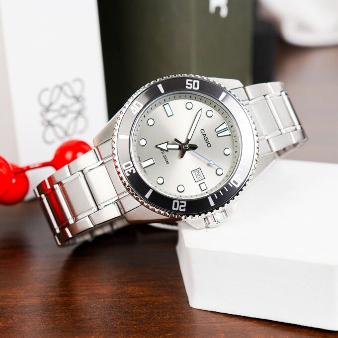 Montre Homme Casio MDV-107D-8AVDF - Acier inoxydable, lunette anti-retour, étanche 200m, verre minéral, bracelet acier, précision ±20s/mois, date - Argenté