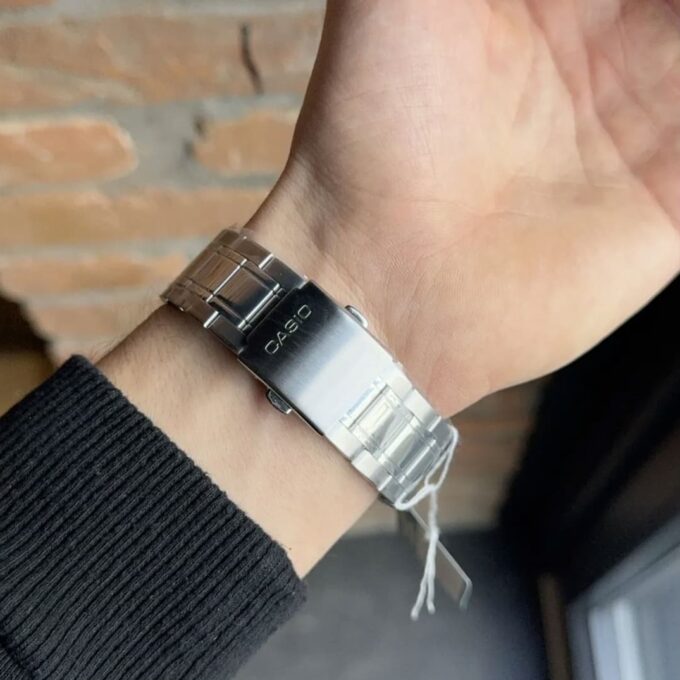 Montre homme Casio MTP-B180D-2AVDF – Acier inoxydable, Bracelet acier, Verre minéral, Étanche 50m, Date, 3 ans autonomie – Argenté/Bleu