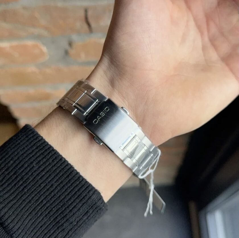 montre homme casio mtp b180d 2avdf – acier inoxydable, bracelet acier, verre minéral, Étanche 50m, date, 3 ans autonomie – argenté/bleu