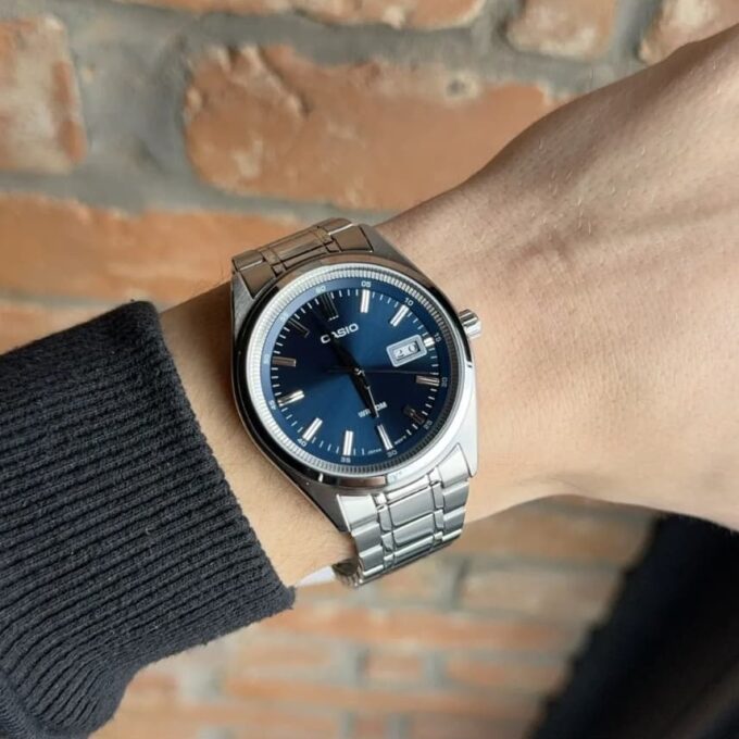 montre homme casio mtp b180d 2avdf – acier inoxydable, bracelet acier, verre minéral, Étanche 50m, date, 3 ans autonomie – argenté/bleu