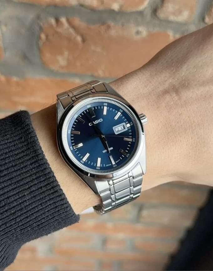 montre homme casio mtp b180d 2avdf – acier inoxydable, bracelet acier, verre minéral, Étanche 50m, date, 3 ans autonomie – argenté/bleu