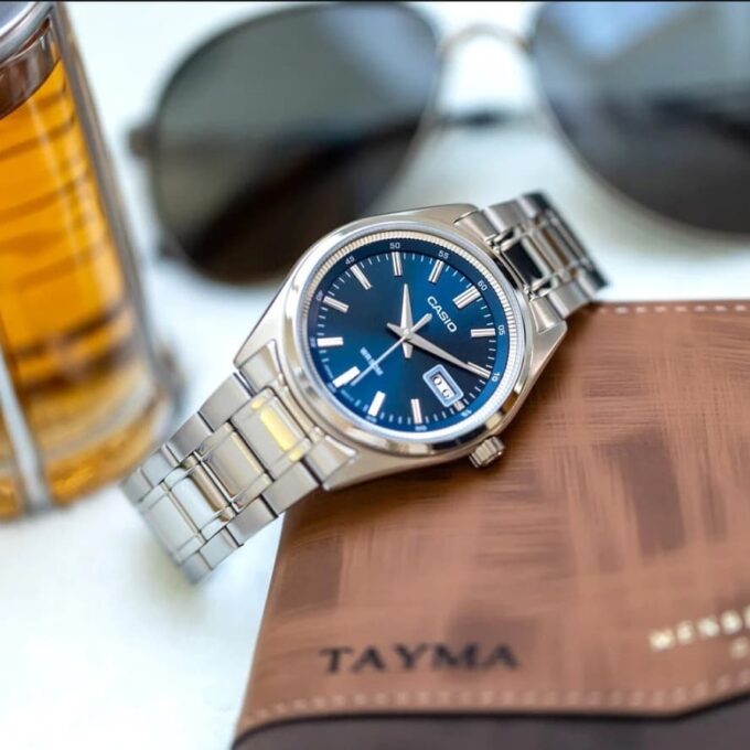 Montre homme Casio MTP-B180D-2AVDF – Acier inoxydable, Bracelet acier, Verre minéral, Étanche 50m, Date, 3 ans autonomie – Argenté/Bleu