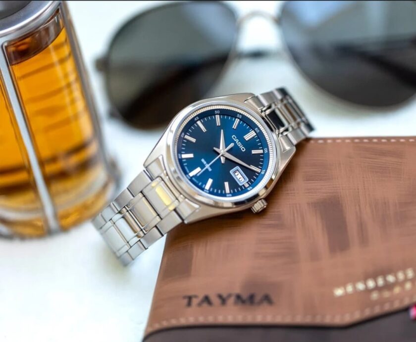 montre homme casio mtp b180d 2avdf – acier inoxydable, bracelet acier, verre minéral, Étanche 50m, date, 3 ans autonomie – argenté/bleu