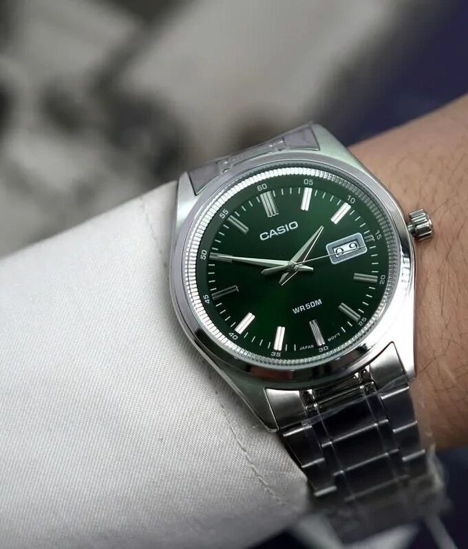montre homme casio mtp b180d 3avdf acier inoxydable, bracelet métal, verre minéral, étanche 50m, date, précision ±20s/mois vert, référence mtp b180d 3avdf