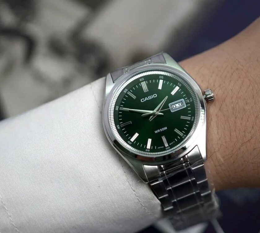 montre homme casio mtp b180d 3avdf acier inoxydable, bracelet métal, verre minéral, étanche 50m, date, précision ±20s/mois vert, référence mtp b180d 3avdf