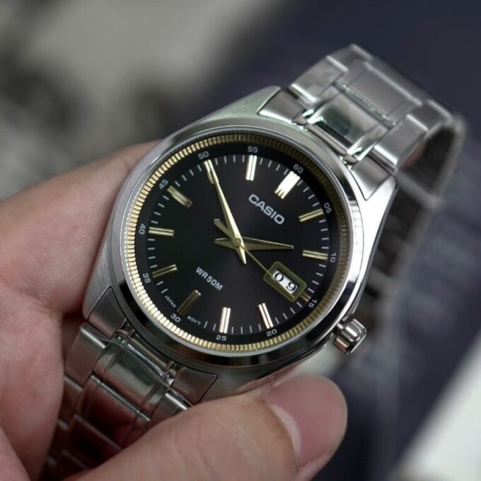 montre homme casio mtp b180d 1a2vdf acier inoxydable, bracelet acier, verre minéral, étanche 50m, date, précision ±20s/mois, 3 ans batterie noir