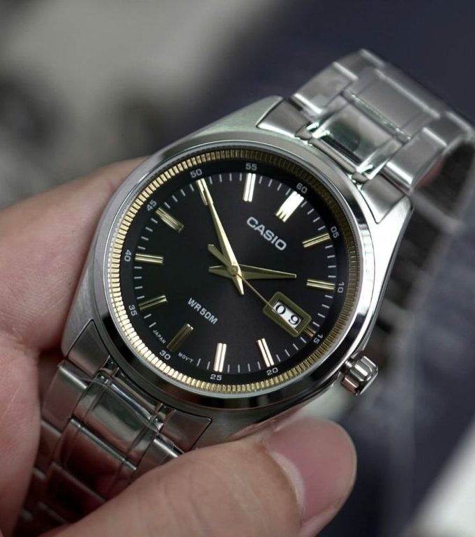 montre homme casio mtp b180d 1a2vdf acier inoxydable, bracelet acier, verre minéral, étanche 50m, date, précision ±20s/mois, 3 ans batterie noir
