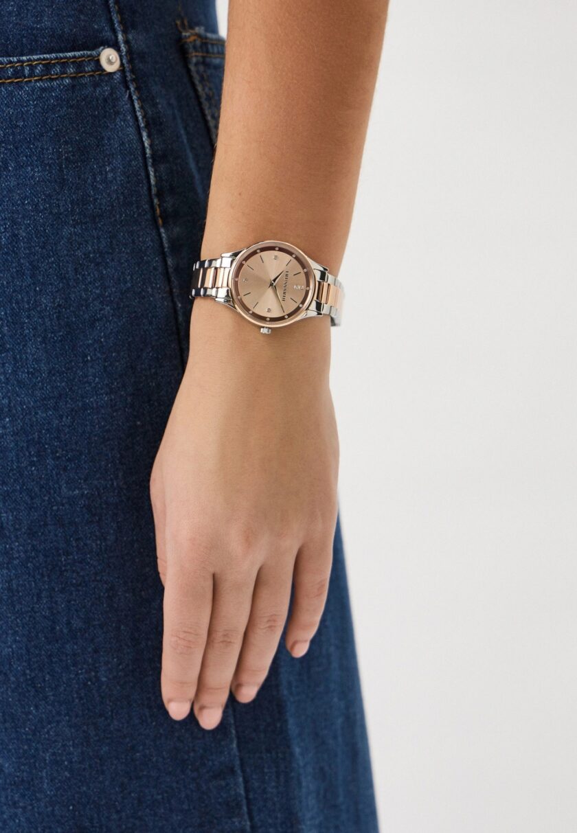 montre femme trussardi t star 34 mm acier argenté, bracelet métal argent et or rose, verre minéral, etanche 50 mètres, boucle déployante, garantie 2 ans r2453152511