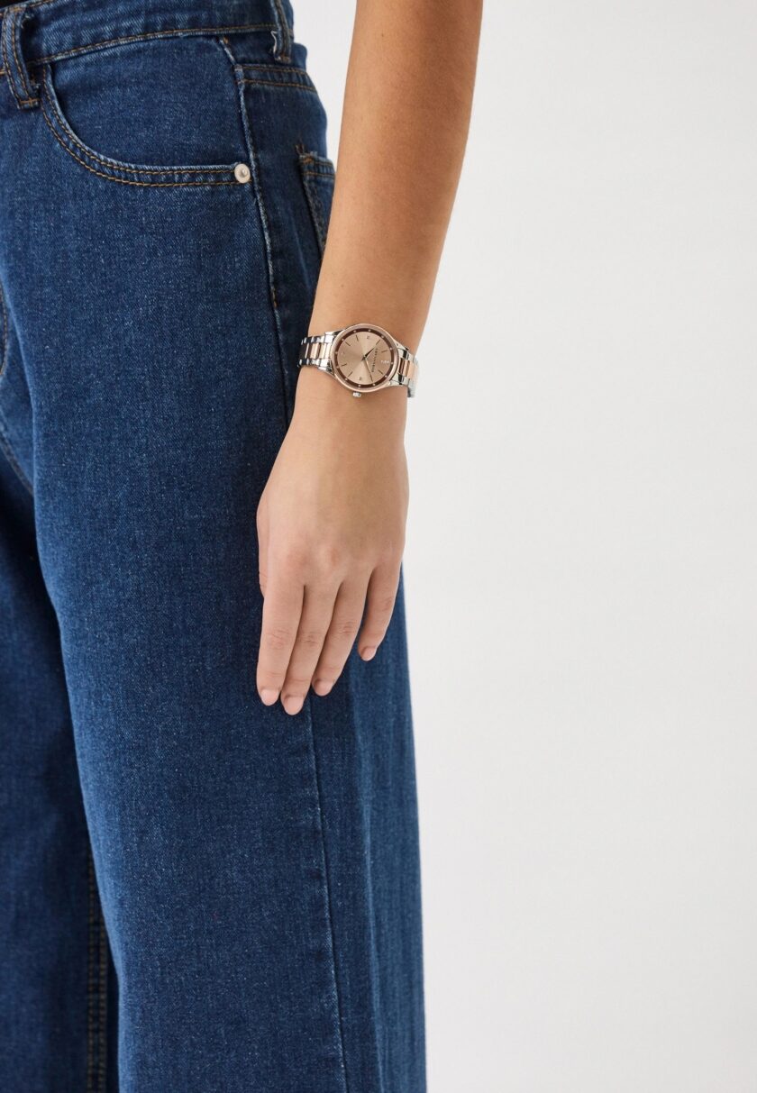 montre femme trussardi t star 34 mm acier argenté, bracelet métal argent et or rose, verre minéral, etanche 50 mètres, boucle déployante, garantie 2 ans r2453152511