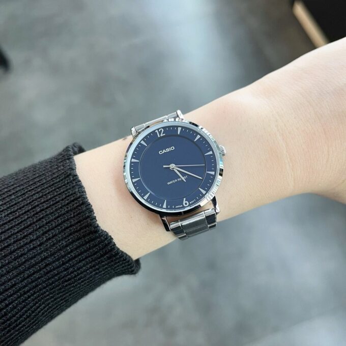 Montre Homme Casio - Acier Inoxydable, Bracelet Métal, Résistante à l’Eau, Verre Minéral, Bleu - LTP-VT04D-2ADF