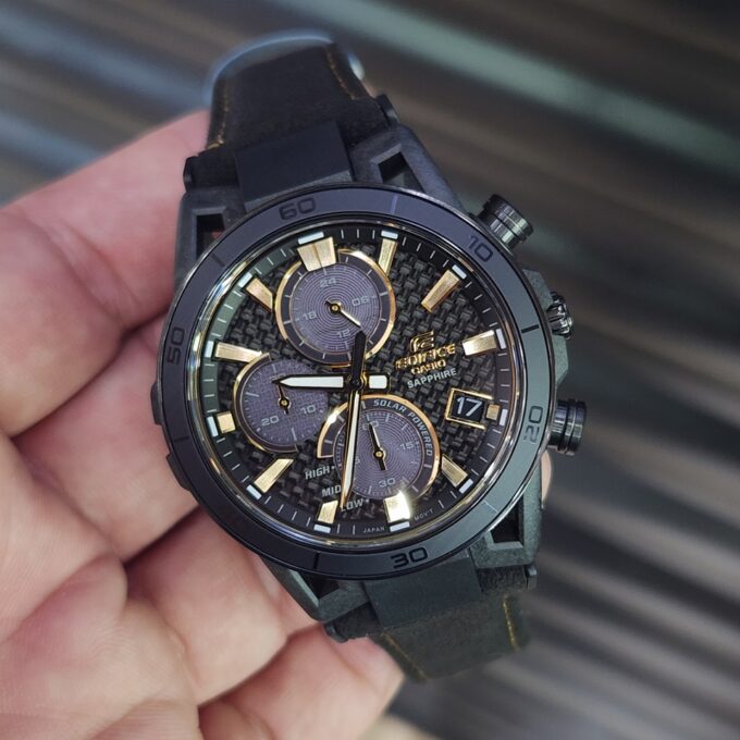 Montre Solaire Homme Casio EFS-S640ZE-1ADR – Chronographe Robuste, Boîtier Carbone/Acier/Aluminium, Verre Saphir Antireflet, Bracelet Alcantara, Etanche 100m