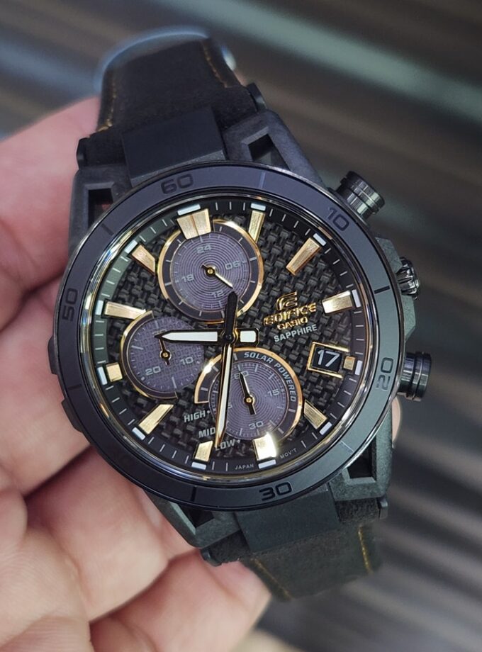 Montre Solaire Homme Casio EFS-S640ZE-1ADR – Chronographe Robuste, Boîtier Carbone/Acier/Aluminium, Verre Saphir Antireflet, Bracelet Alcantara, Etanche 100m