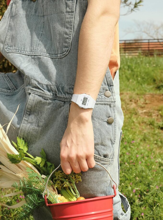 Montre Casio Unisexe F-91WB-7ADF - Chronomètre 1/100s, Alarme, LED verte, Bracelet résine biosourcée, Résistante à l’eau, Verre résine, 7 ans pile, Noir