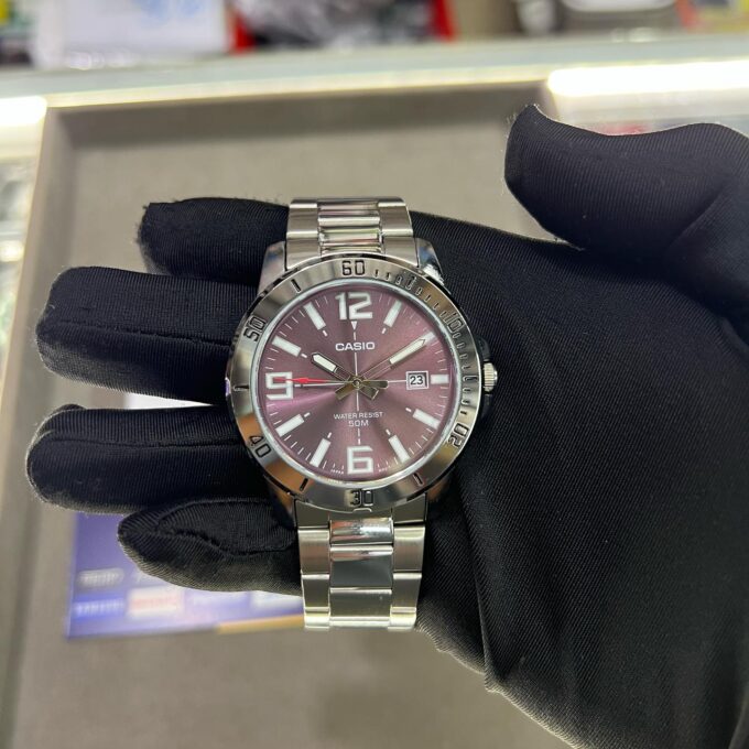 Montre Homme CASIO MTP-VD01D-6BVUDF – Quartz, Acier, Argent/Violet, Affichage Analogique, Date, Étanche 5 Bars, Cadran Noir, Bracelet Acier