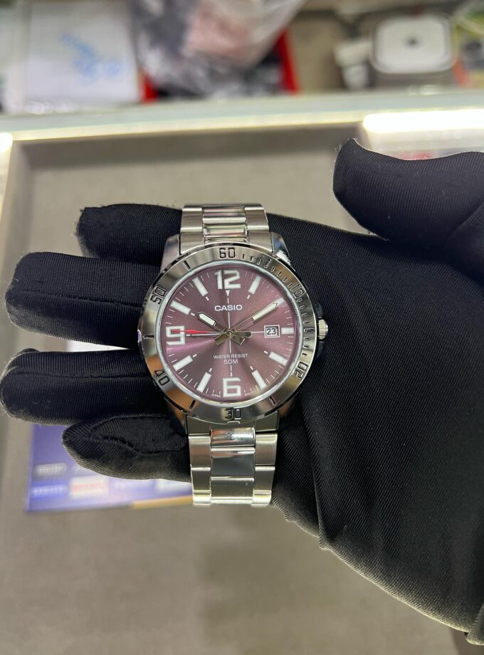 Montre Homme CASIO MTP-VD01D-6BVUDF – Quartz, Acier, Argent/Violet, Affichage Analogique, Date, Étanche 5 Bars, Cadran Noir, Bracelet Acier