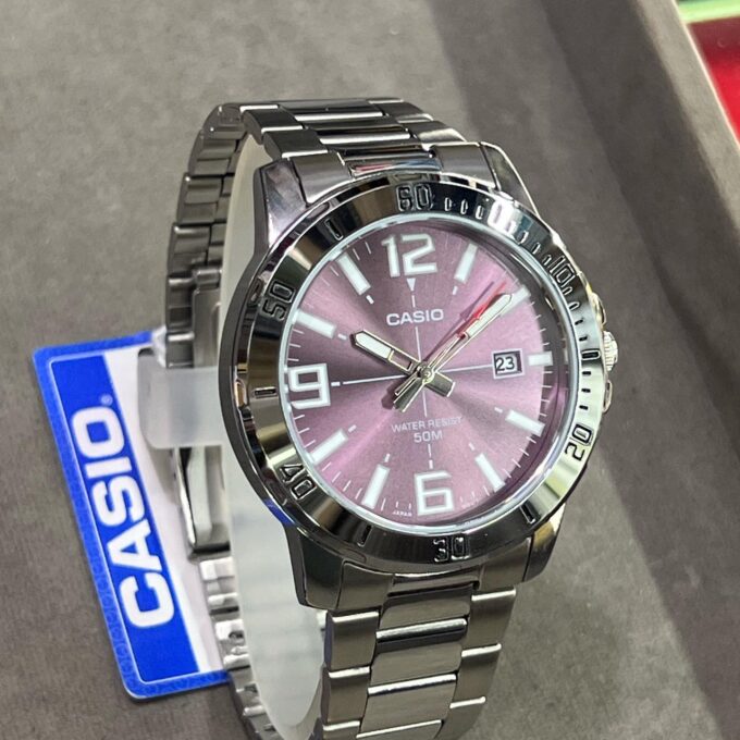 Montre Homme CASIO MTP-VD01D-6BVUDF – Quartz, Acier, Argent/Violet, Affichage Analogique, Date, Étanche 5 Bars, Cadran Noir, Bracelet Acier