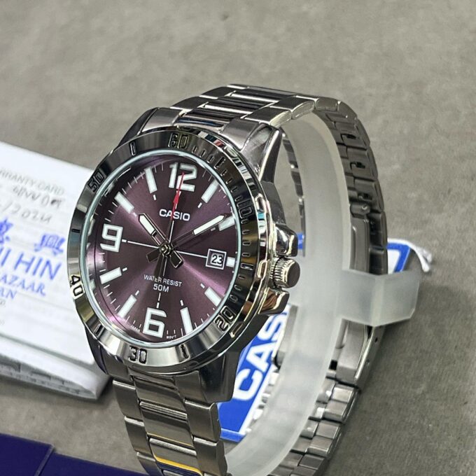 Montre Homme CASIO MTP-VD01D-6BVUDF – Quartz, Acier, Argent/Violet, Affichage Analogique, Date, Étanche 5 Bars, Cadran Noir, Bracelet Acier