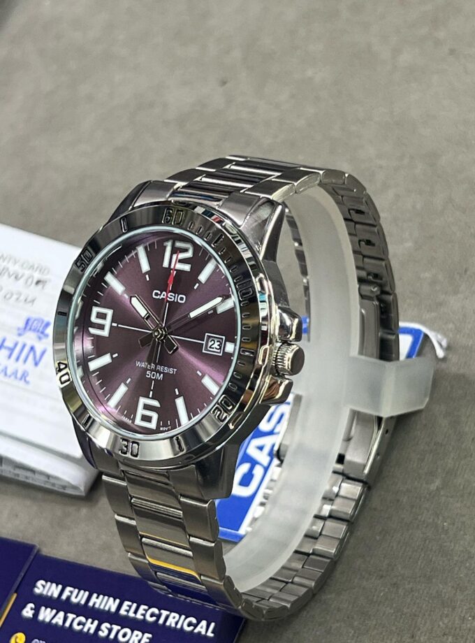 Montre Homme CASIO MTP-VD01D-6BVUDF – Quartz, Acier, Argent/Violet, Affichage Analogique, Date, Étanche 5 Bars, Cadran Noir, Bracelet Acier