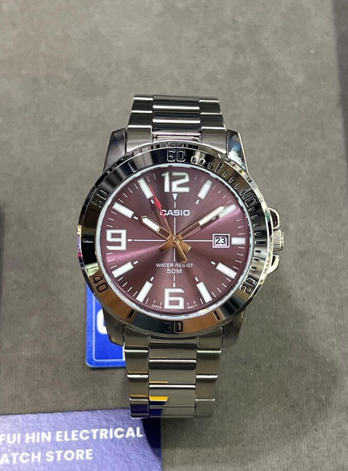 Montre Homme CASIO MTP-VD01D-6BVUDF – Quartz, Acier, Argent/Violet, Affichage Analogique, Date, Étanche 5 Bars, Cadran Noir, Bracelet Acier