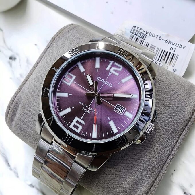 Montre Homme CASIO MTP-VD01D-6BVUDF – Quartz, Acier, Argent/Violet, Affichage Analogique, Date, Étanche 5 Bars, Cadran Noir, Bracelet Acier
