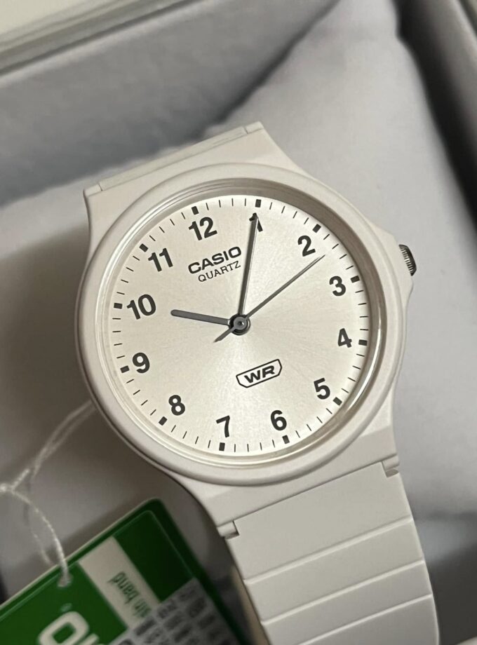 montre casio timeless femme/homme quartz, résine blanche, Étanche 3 atm, verre acrylique réf. mq 24b 7bef