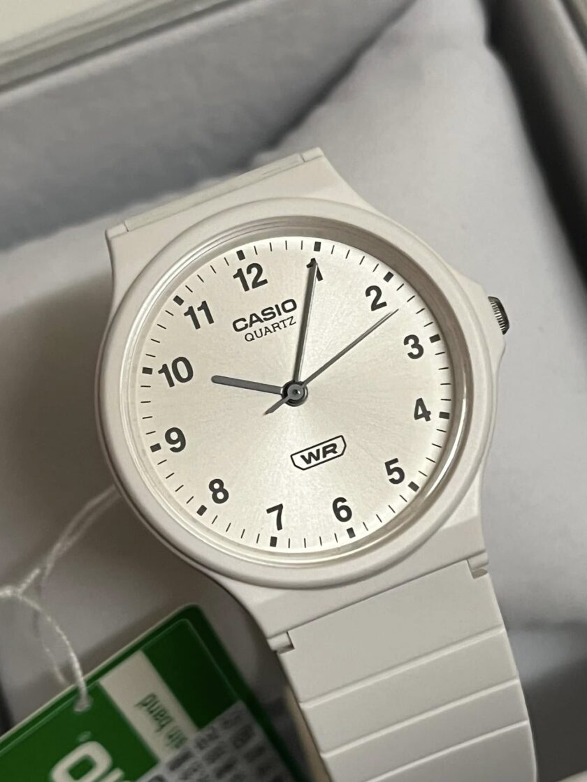 montre casio timeless femme/homme quartz, résine blanche, Étanche 3 atm, verre acrylique réf. mq 24b 7bef