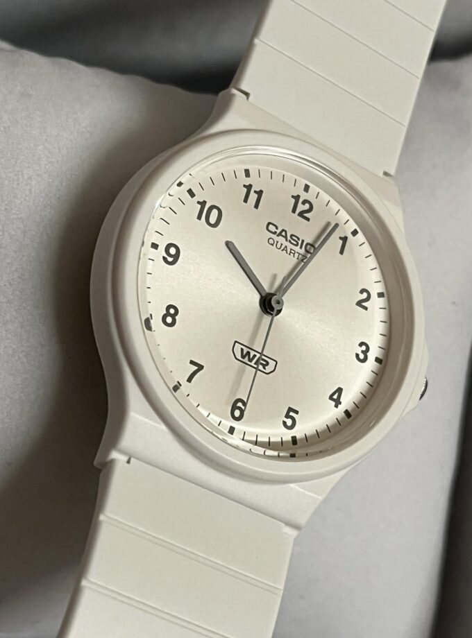 Montre Casio Timeless Femme/Homme - Quartz, Résine Blanche, Étanche 3 ATM, Verre Acrylique - Réf. MQ-24B-7BEF