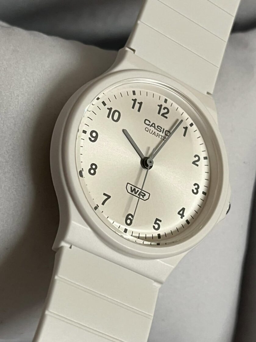 montre casio timeless femme/homme quartz, résine blanche, Étanche 3 atm, verre acrylique réf. mq 24b 7bef