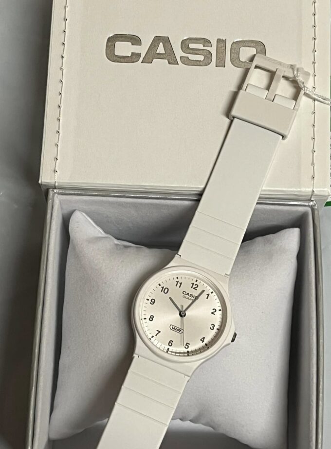 Montre Casio Timeless Femme/Homme - Quartz, Résine Blanche, Étanche 3 ATM, Verre Acrylique - Réf. MQ-24B-7BEF