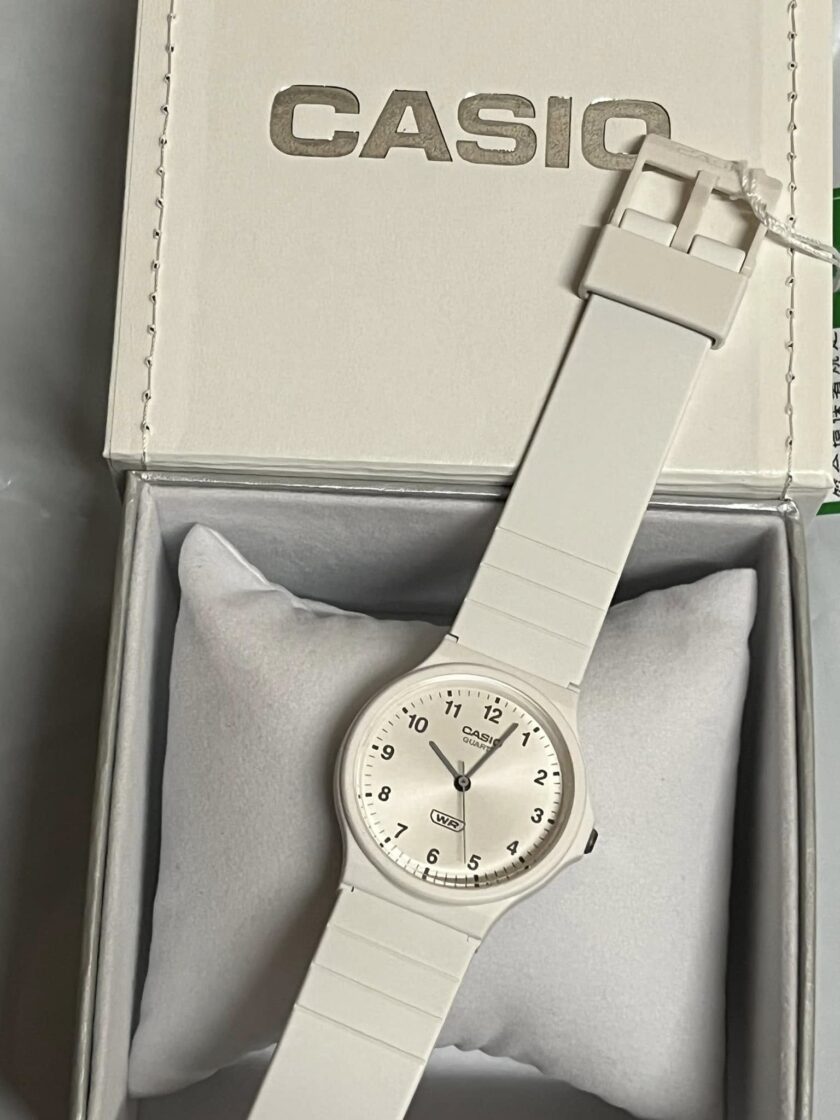 montre casio timeless femme/homme quartz, résine blanche, Étanche 3 atm, verre acrylique réf. mq 24b 7bef