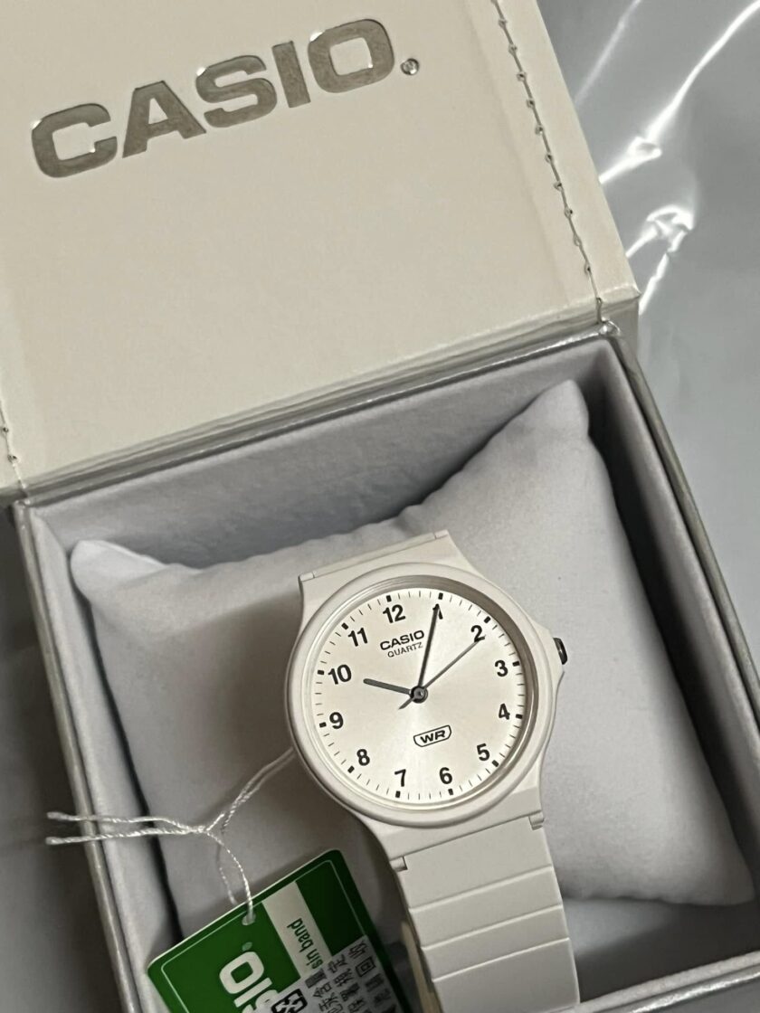 montre casio timeless femme/homme quartz, résine blanche, Étanche 3 atm, verre acrylique réf. mq 24b 7bef