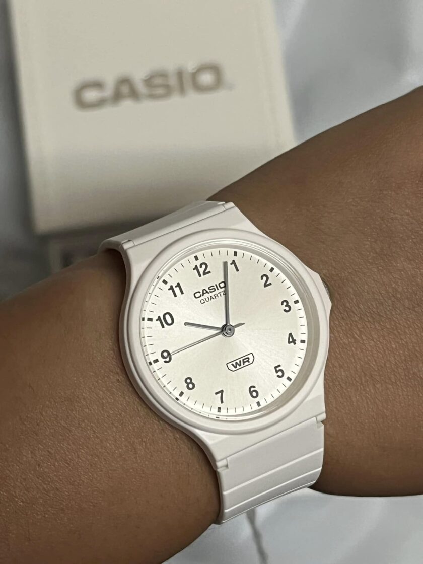 montre casio timeless femme/homme quartz, résine blanche, Étanche 3 atm, verre acrylique réf. mq 24b 7bef