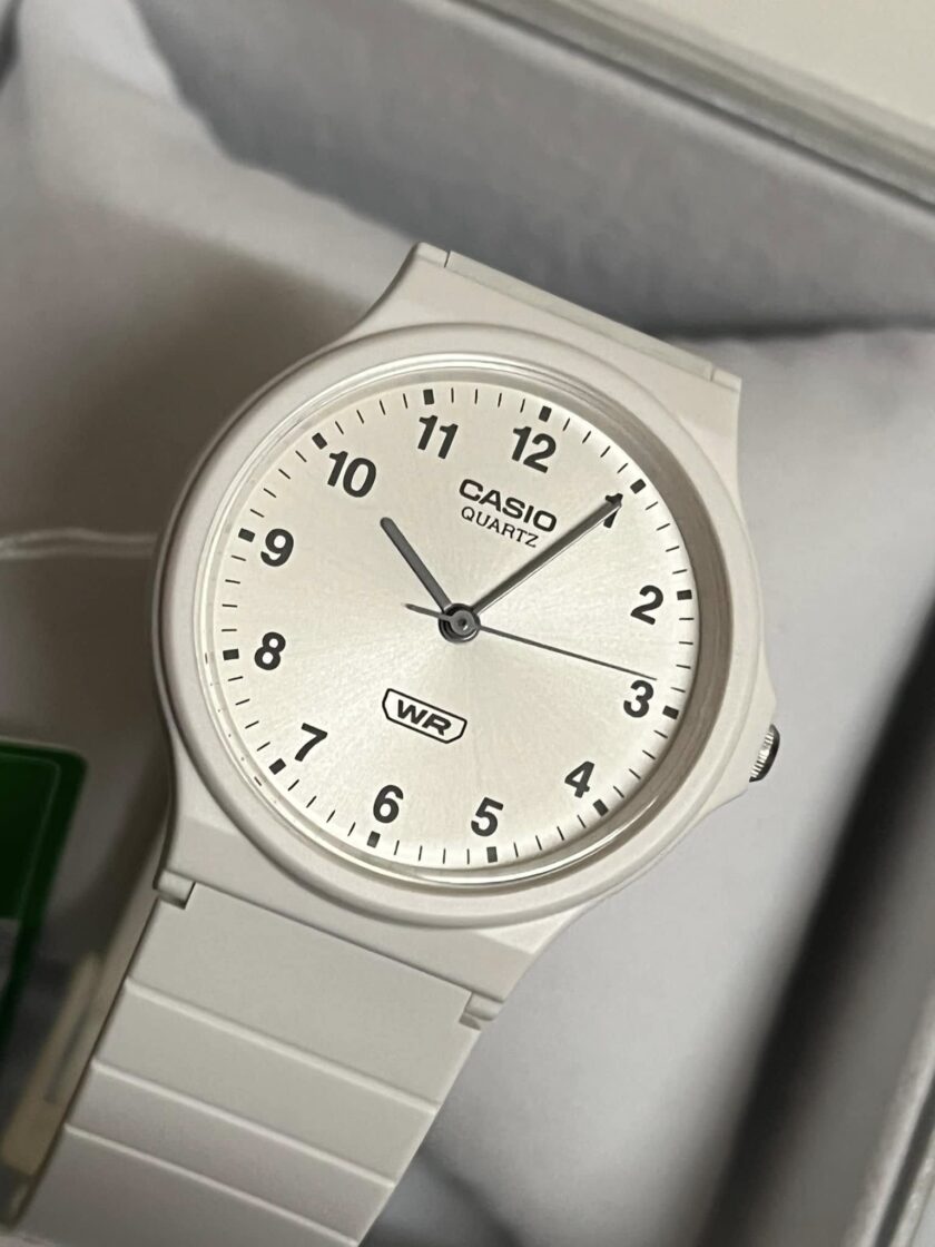 montre casio timeless femme/homme quartz, résine blanche, Étanche 3 atm, verre acrylique réf. mq 24b 7bef