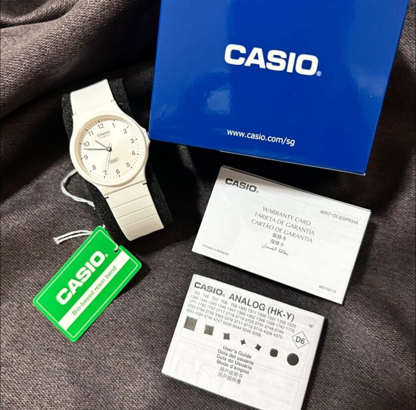 montre casio timeless femme/homme quartz, résine blanche, Étanche 3 atm, verre acrylique réf. mq 24b 7bef