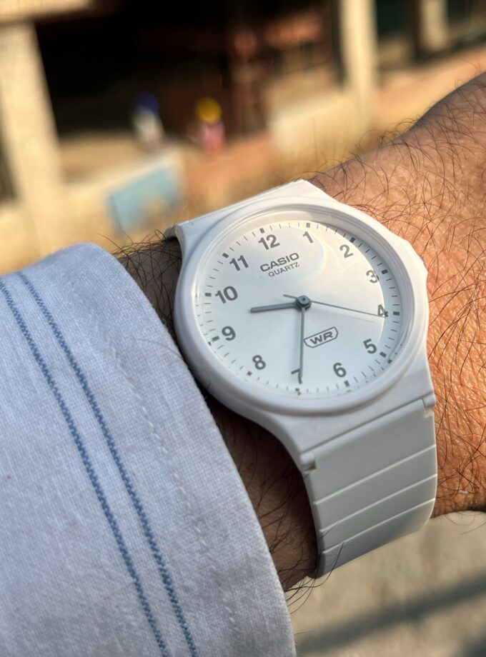 Montre Casio Timeless Femme/Homme - Quartz, Résine Blanche, Étanche 3 ATM, Verre Acrylique - Réf. MQ-24B-7BEF