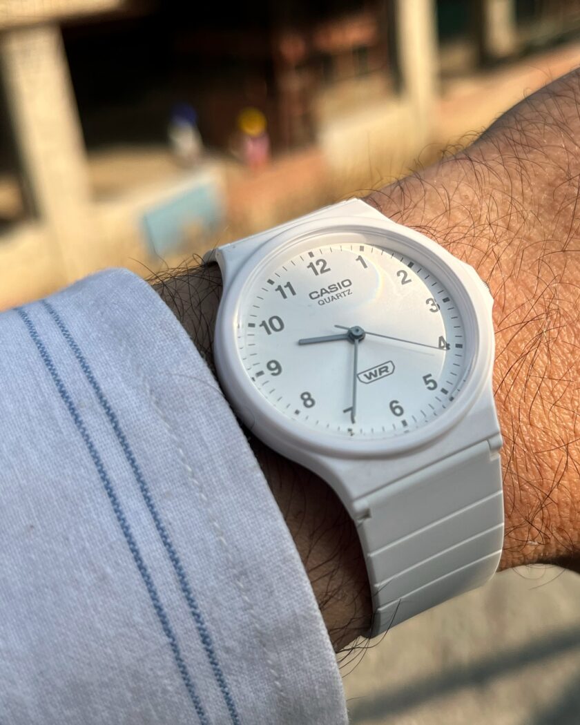 montre casio timeless femme/homme quartz, résine blanche, Étanche 3 atm, verre acrylique réf. mq 24b 7bef