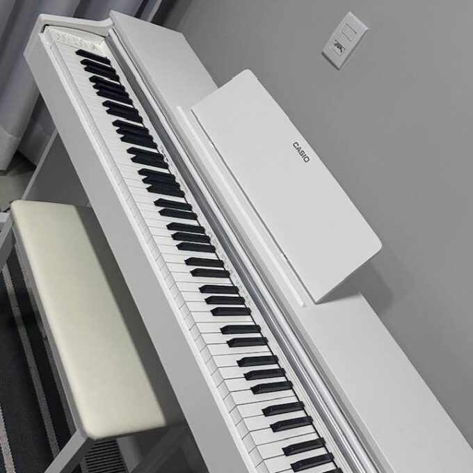 Clavier numérique 88 touches - Casio AP-270WEC2 - Marteau 3 capteurs, Morphing AiR, polyphonie 192, 3 pédales, finition ébène/ivoire - Blanc