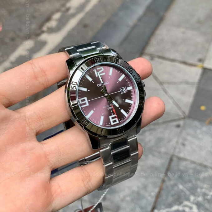 Montre Homme CASIO MTP-VD01D-6BVUDF – Quartz, Acier, Argent/Violet, Affichage Analogique, Date, Étanche 5 Bars, Cadran Noir, Bracelet Acier