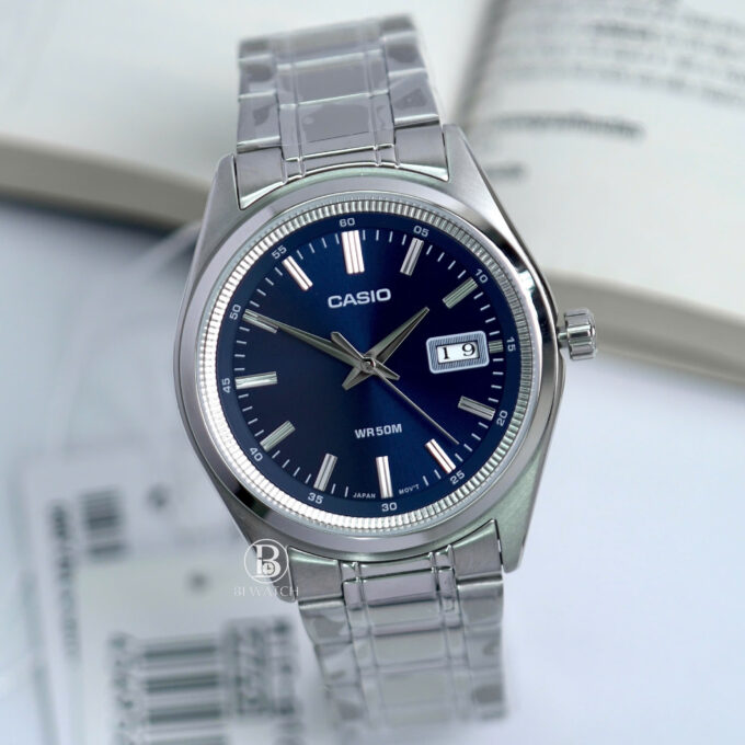 Montre homme Casio MTP-B180D-2AVDF – Acier inoxydable, Bracelet acier, Verre minéral, Étanche 50m, Date, 3 ans autonomie – Argenté/Bleu