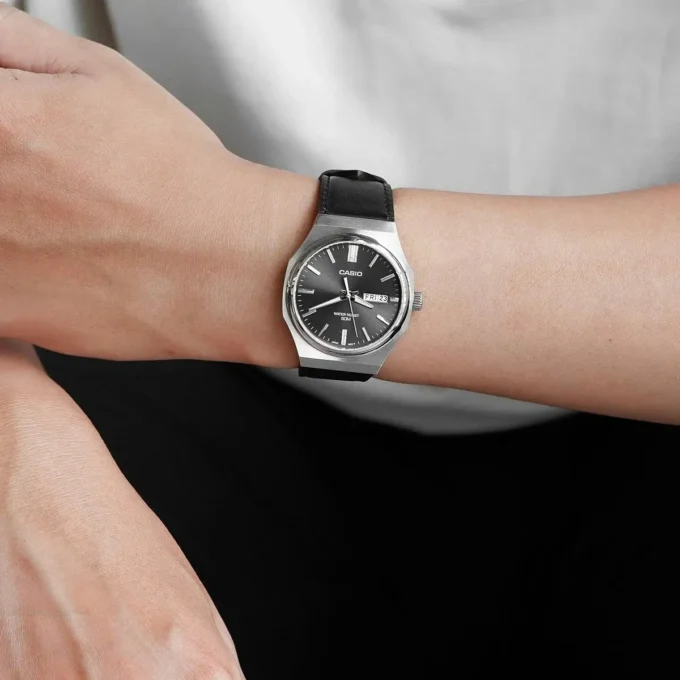 Montre Homme CASIO MTP-E735L-8AVDF – cadran gris foncé, bracelet cuir, style élégant, affichage analogique – cuir – gris foncé – MTP-E735L-8AVDF