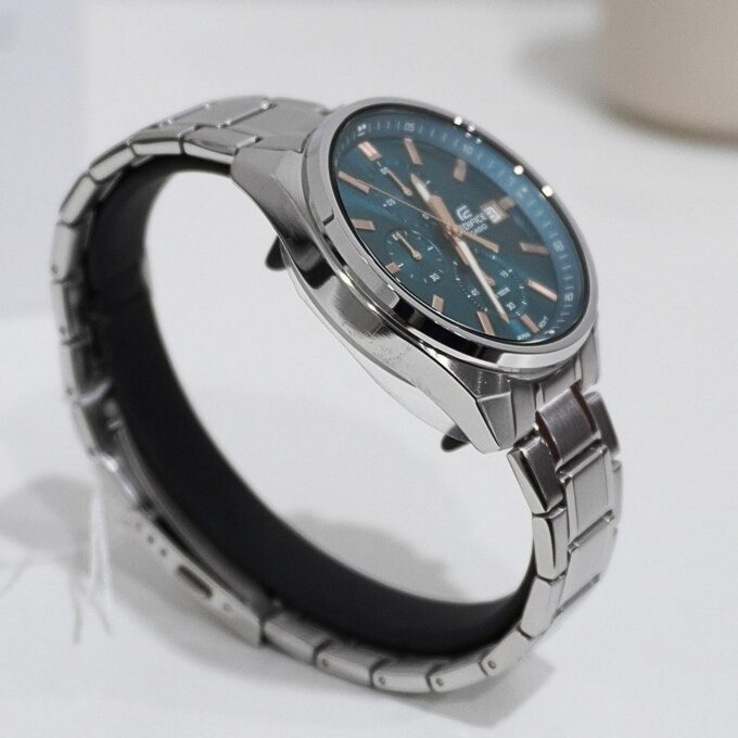 Montre Homme Casio EDIFICE – Chronographe, Acier Inoxydable, Cadran Turquoise, Etanche 100 m, Garantie, Boîte et Papiers, Style Sport - EFV-610DE-2AUDF