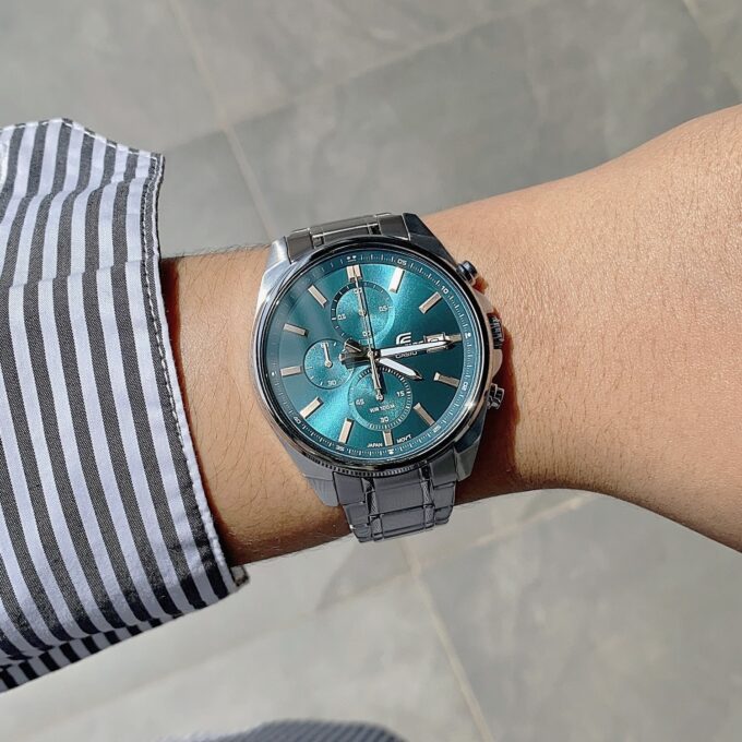 Montre Homme Casio EDIFICE – Chronographe, Acier Inoxydable, Cadran Turquoise, Etanche 100 m, Garantie, Boîte et Papiers, Style Sport - EFV-610DE-2AUDF