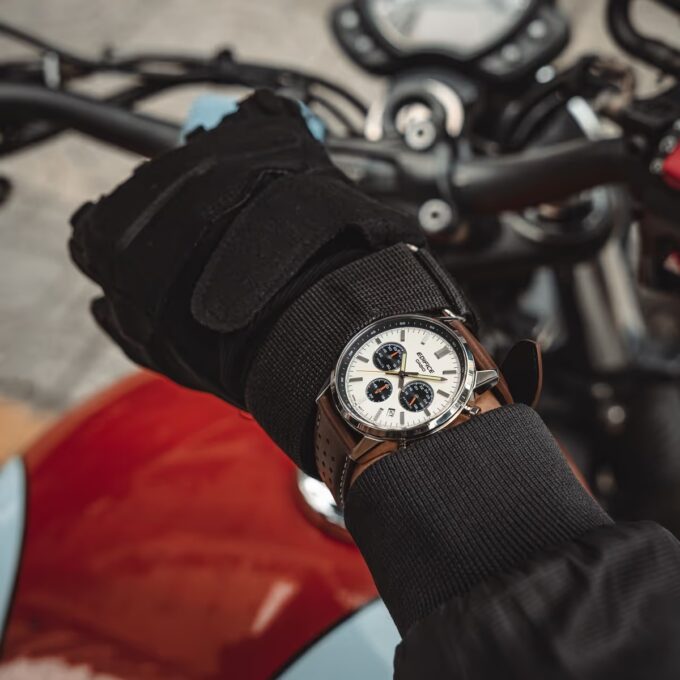 Montre Homme Casio Edifice – Quartz, Cadran Crème, Boîtier 40,5mm, Bracelet Cuir Beige - EFR-575L-7ADF