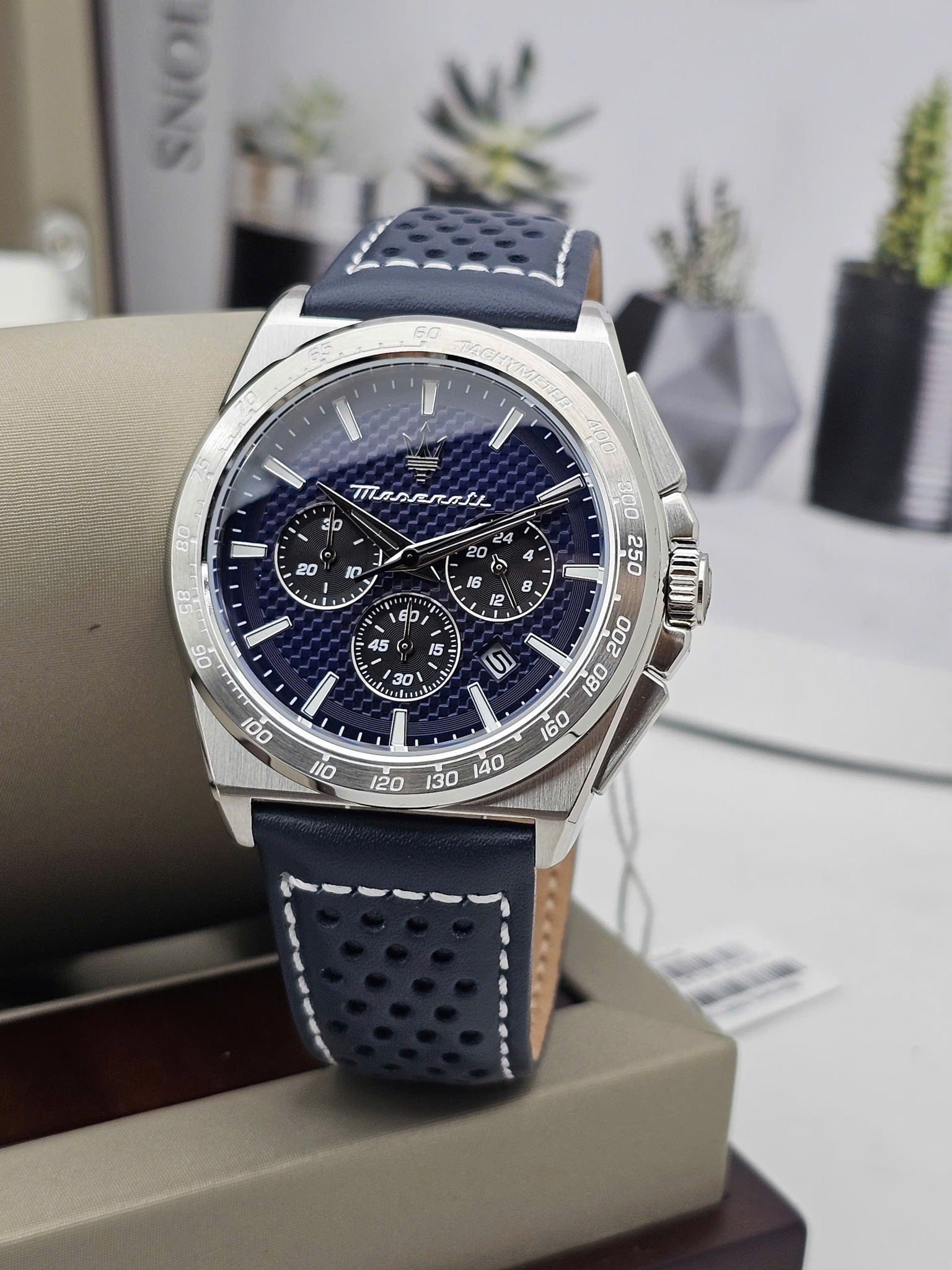 montre-maserati-homme-chronometre-11-seconde-30-minutes-calendrier-43mm-etanche-100m-cadran-bleu-bracelet-cuir-r8871652001-r8871652001