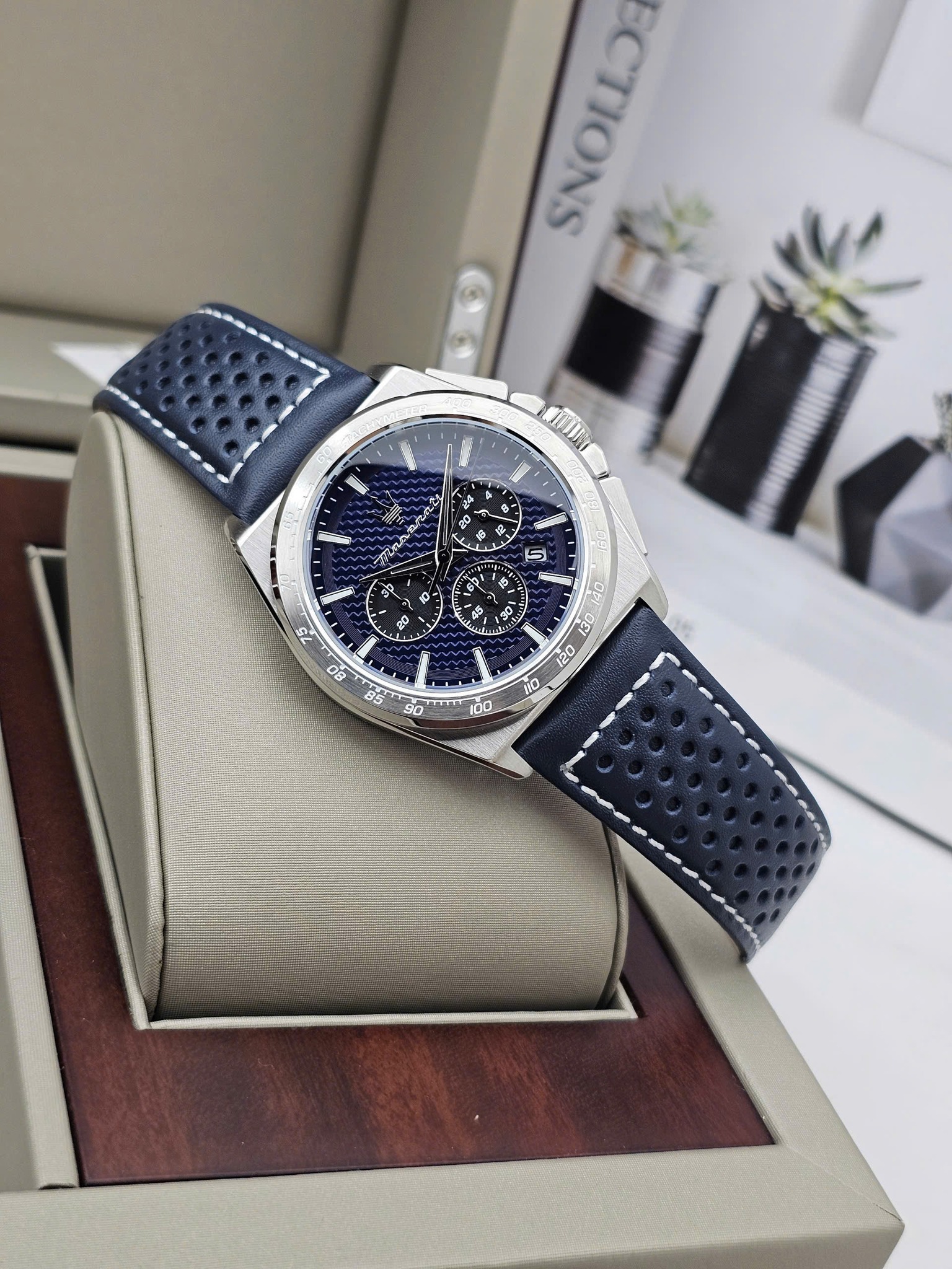 montre-maserati-homme-chronometre-11-seconde-30-minutes-calendrier-43mm-etanche-100m-cadran-bleu-bracelet-cuir-r8871652001-r8871652001