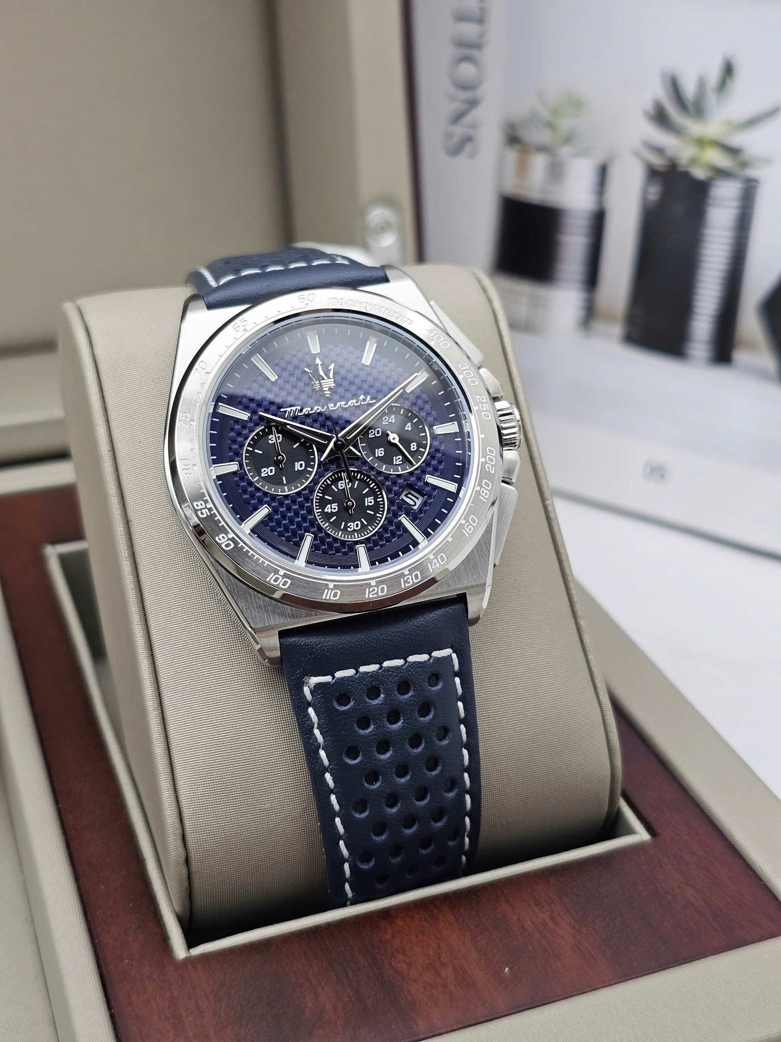 montre-maserati-homme-chronometre-11-seconde-30-minutes-calendrier-43mm-etanche-100m-cadran-bleu-bracelet-cuir-r8871652001-r8871652001